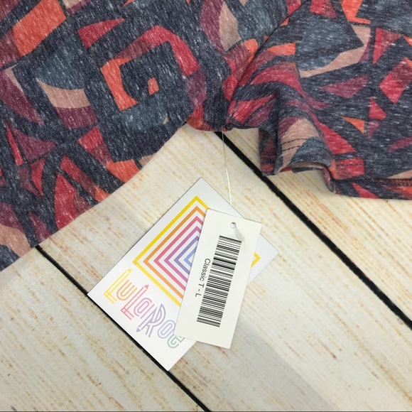 LULAROE Classic Tee in L - Picture 3 of 4